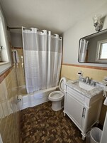 Combined shower/tub, free toiletries, hair dryer, towels