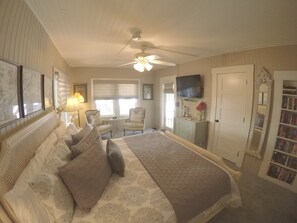 Deluxe Room, 1 King Bed, Non Smoking, Private Bathroom | Soundproofing, free WiFi, bed sheets - The Hibiscus House  (Fort Myers)