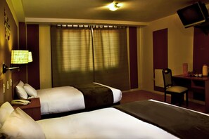 Driepersoonskamer | Een kluis op de kamer, babybedden, gratis wifi, beddengoed