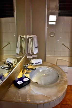 Triple Room | Bathroom | Combined shower/bathtub, hair dryer, towels - Intiqa Hotel (Puno)