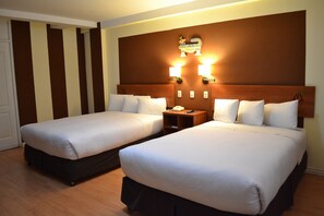 Quarto casal standard, 2 camas de casal, vista para a cidade | Cofres nos quartos, berços (sobretaxa), Wi-Fi de cortesia, roupa de cama