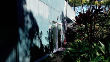 Habitación familiar doble, varias camas, vistas al jardín | Decoración individual, mobiliario individual, wifi gratis y ropa de cama