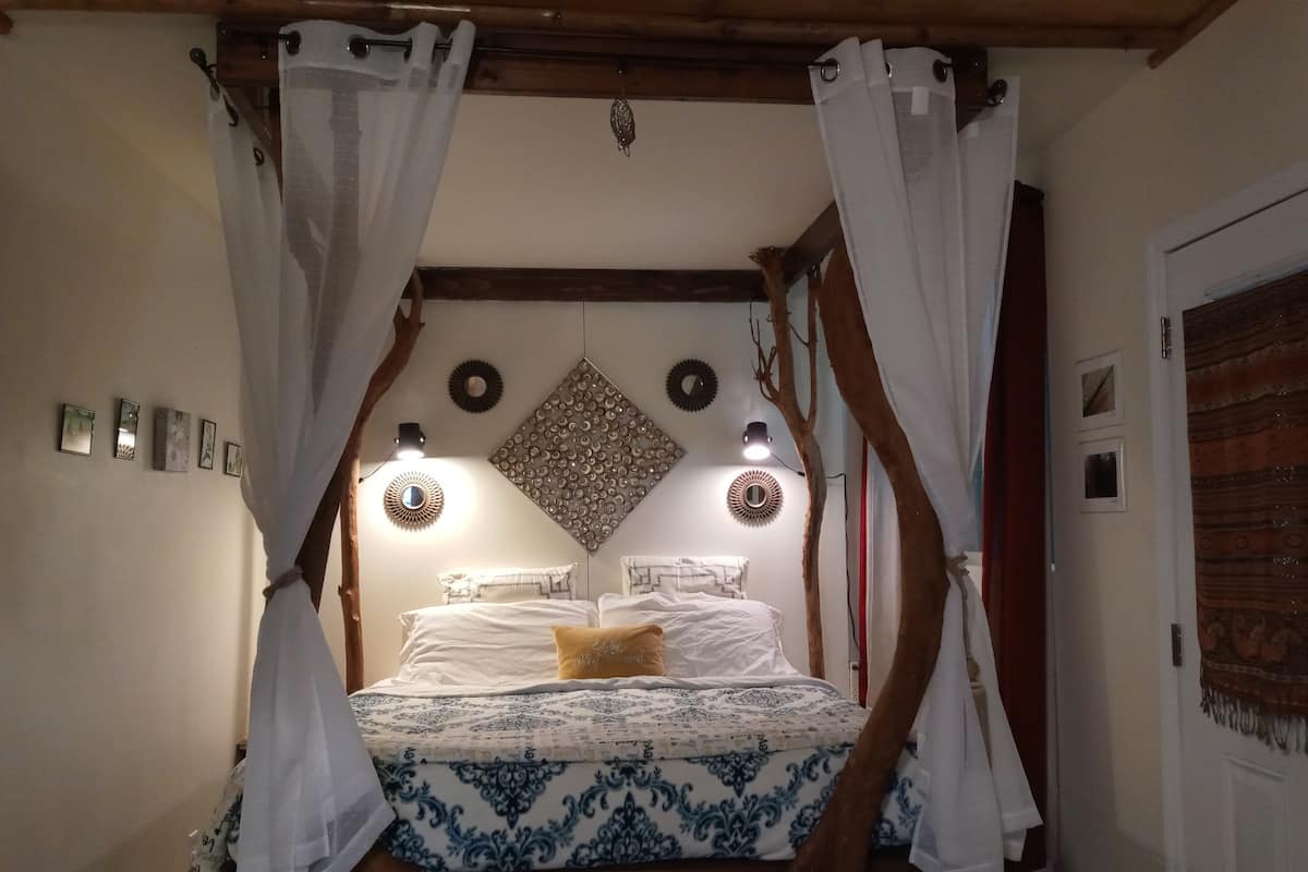 Honeymoon Suite, 1 King Bed, Refrigerator & Microwave | Individually decorated, individually furnished, free WiFi, bed sheets