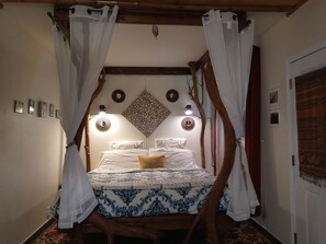 Honeymoon Suite, 1 King Bed, Refrigerator & Microwave