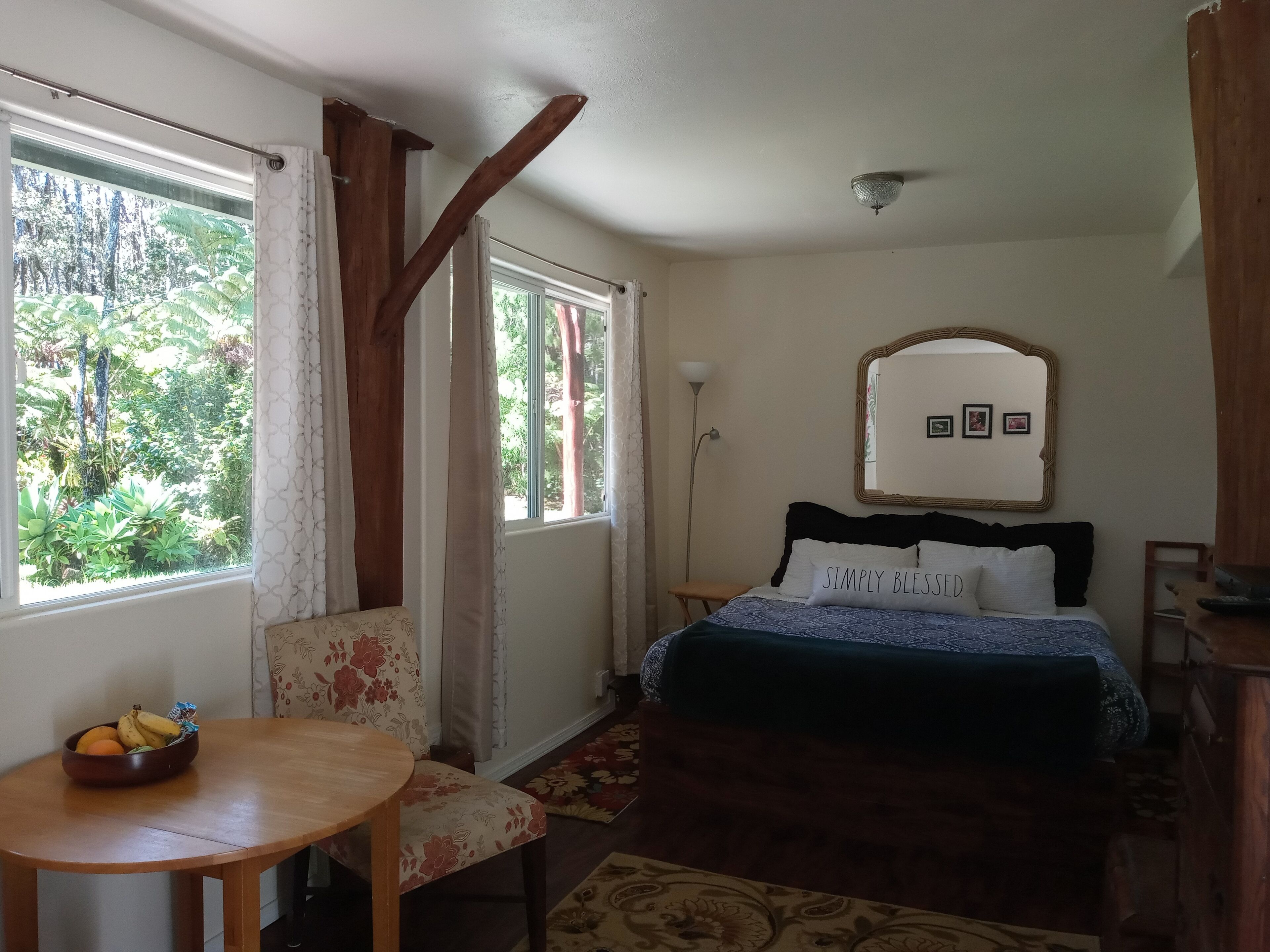 Familie tweepersoonskamer, Meerdere bedden, uitzicht op tuin | Individueel gedecoreerd, individueel gemeubileerd, gratis wifi