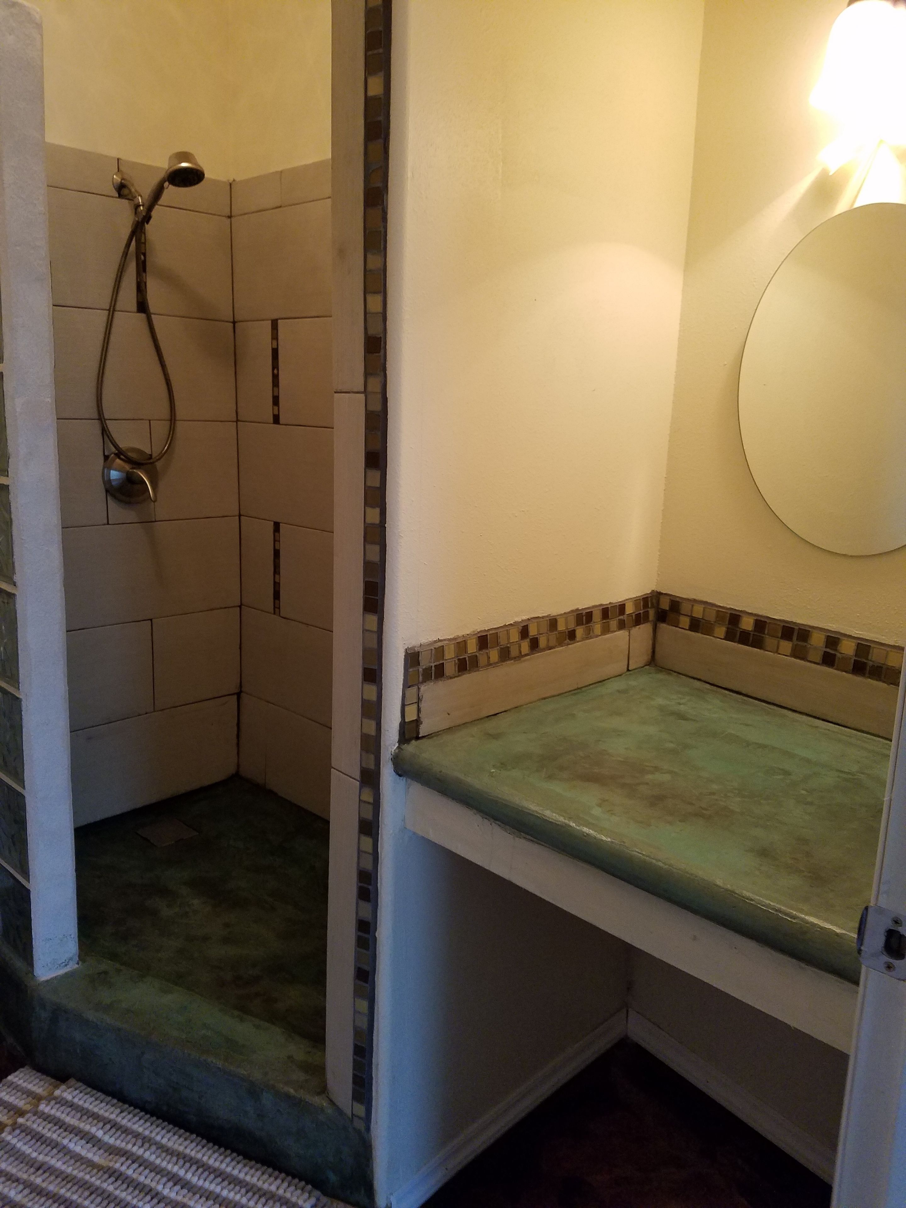 Un bagno piccolo con doccia, un water e uno specchio.