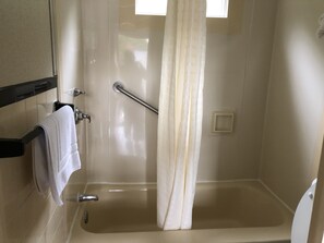 Kombinasi shower/bathtub, bathtub besar,  dan perlengkapan mandi gratis