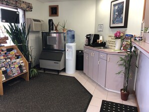 Lobby - Wilbraham Inn (Wilbraham)