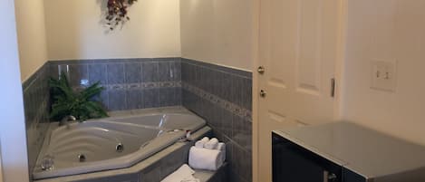 Rom – standard, 1 kingsize-seng, ikke-røyk, massasjebadekar | Senger med overmadrass, skrivebord og blendingsgardiner