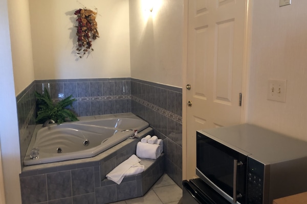 Standard Room, 1 King Bed, Non Smoking, Jetted Tub | Pillowtop beds, desk, blackout drapes, iron/ironing board