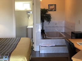 Habitación estándar, 1 cama de matrimonio grande, fumadores, bañera de hidromasaje | Colchones con acolchado adicional, escritorio, cortinas opacas
