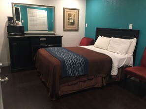 Desk, iron/ironing board, free WiFi, bed sheets - Crenshaw Inn Motel (Los Angeles)