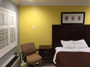 Desk, iron/ironing board, free WiFi, bed sheets - Crenshaw Inn Motel (Los Angeles)