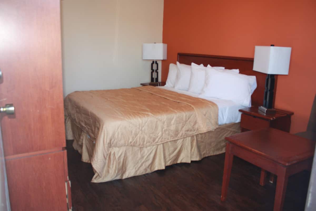 Standard Room, 1 Queen Bed | Desk, iron/ironing board, free WiFi, bed sheets