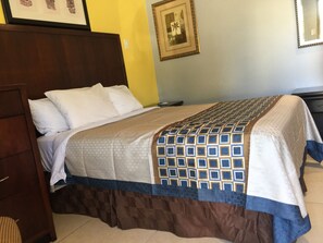 Rom – standard, 2 queensize-senger | Skrivebord, strykejern/-brett, wi-fi (inkludert) og sengetøy
