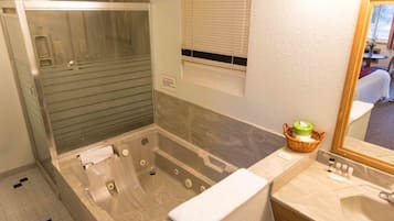 Habitación Deluxe, 1 cama King size, hidromasaje | Baño | Tina con regadera, amenidades de baño gratuitas, secadora de cabello