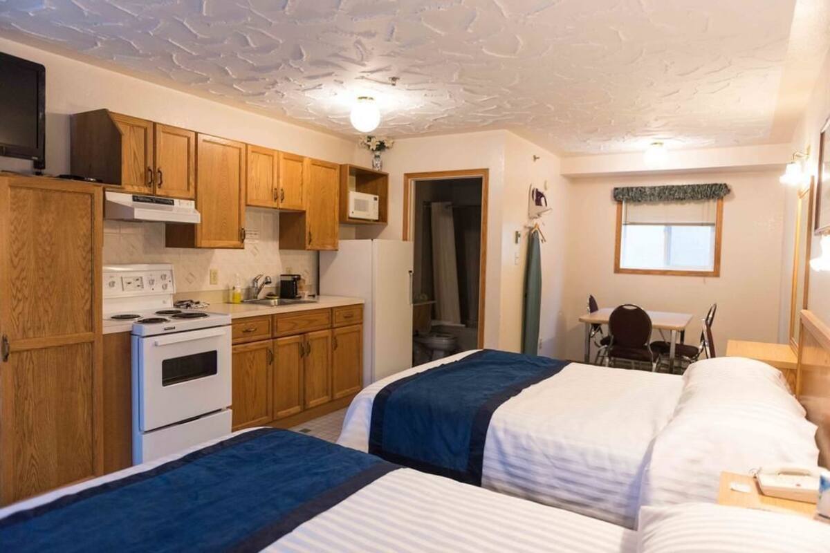 Standard Room, Kitchen | Desk, iron/ironing board, WiFi (free), bed sheets