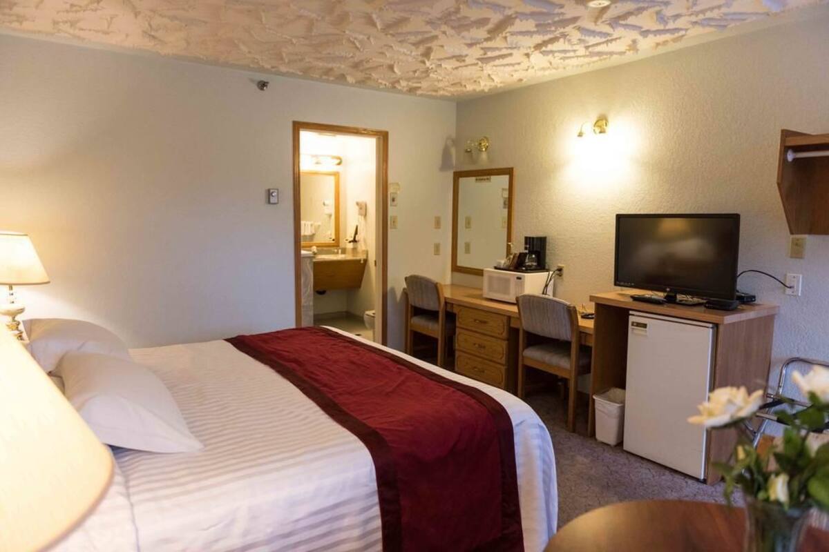 Deluxe Room, 1 King Bed, Jetted Tub | Desk, iron/ironing board, WiFi (free), bed sheets