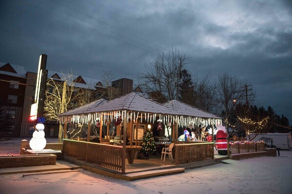 BBQ/picnic area - Radium Park Lodge (Radium Hot Springs)