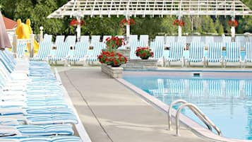 Indoor pool, 2 outdoor pools