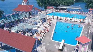 Alberca techada y 2 albercas al aire libre