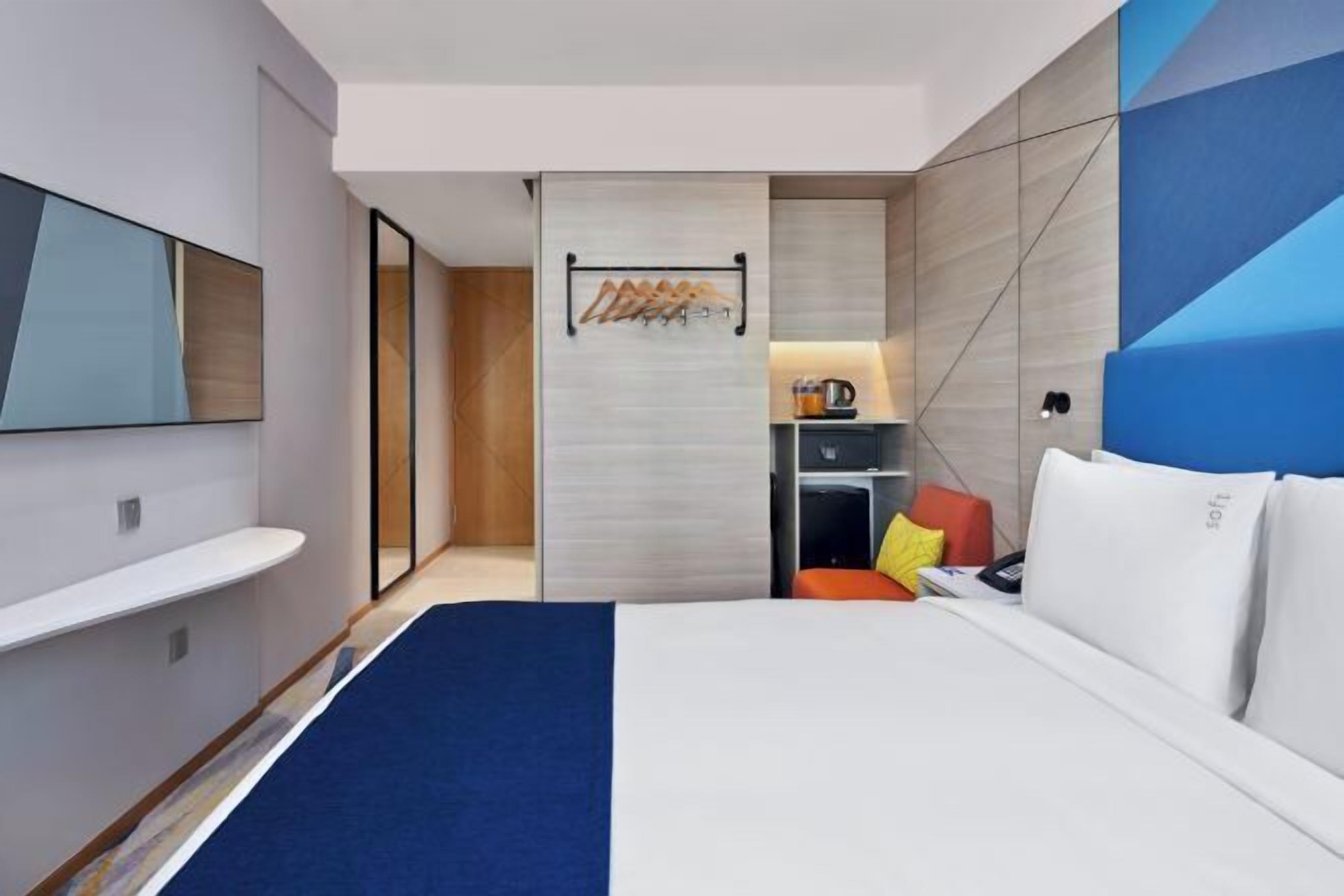 Premium bedding, in-room safe, individually decorated