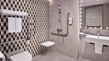 Habitación estándar, 1 cama de matrimonio (Free Hot Breakfast) | Baño | Ducha, artículos de higiene personal gratuitos y secador de pelo
