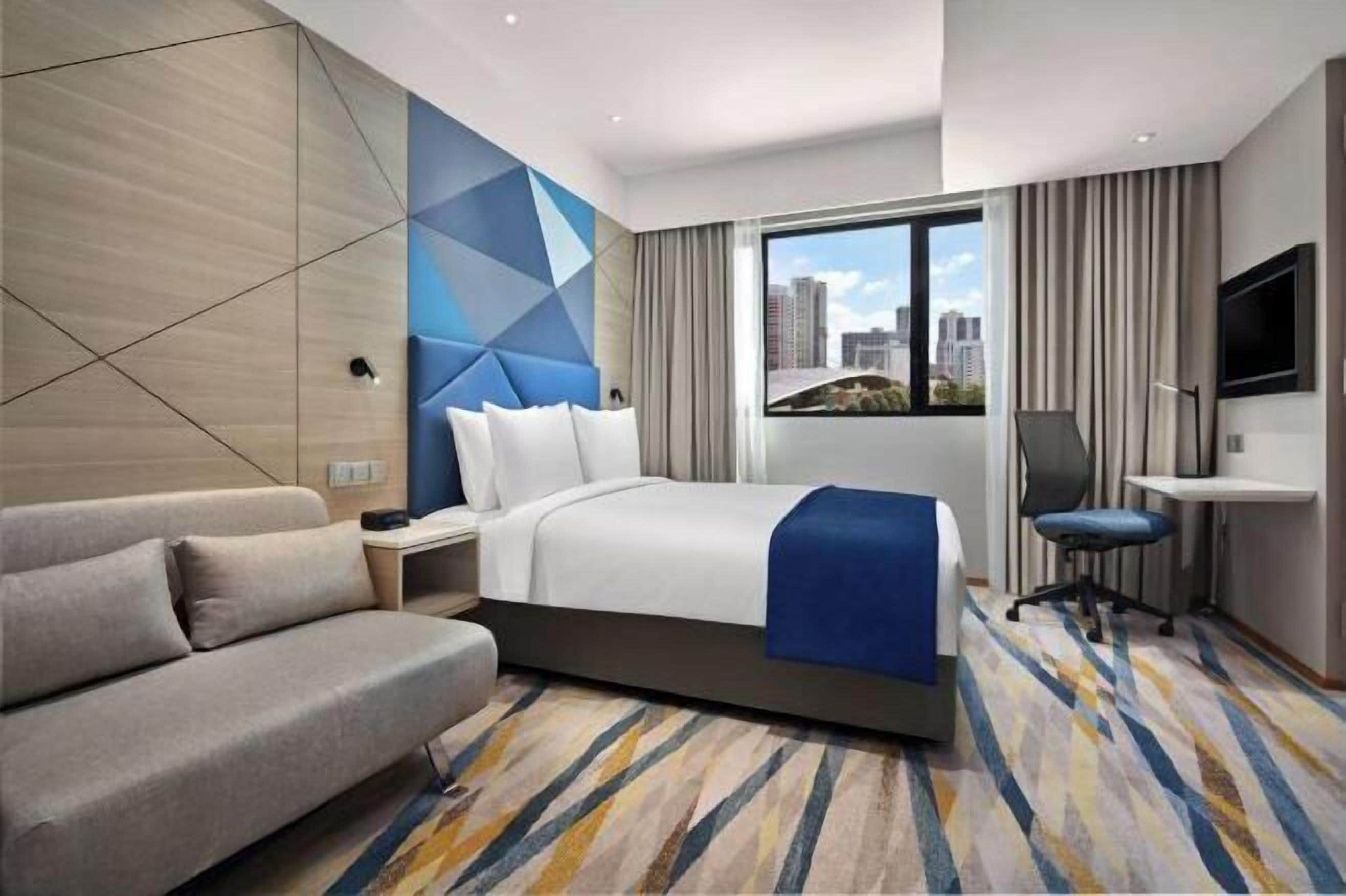 Premium bedding, in-room safe, individually decorated