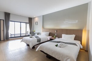 Deluxe Lake Side View  | Minibar, caja fuerte, escritorio y cortinas opacas