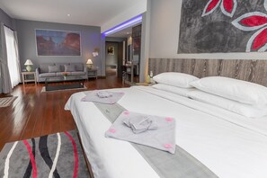 Lakeside Suite | Minibar, in-room safe, desk, blackout drapes - Banpu Resort Trat (Trat)