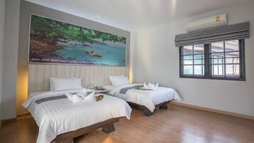 Minibar, coffres-forts dans les chambres, bureau, rideaux occultants