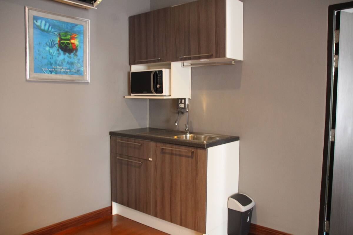 lakeside suite | private kitchenette | fridge, coffee/tea maker