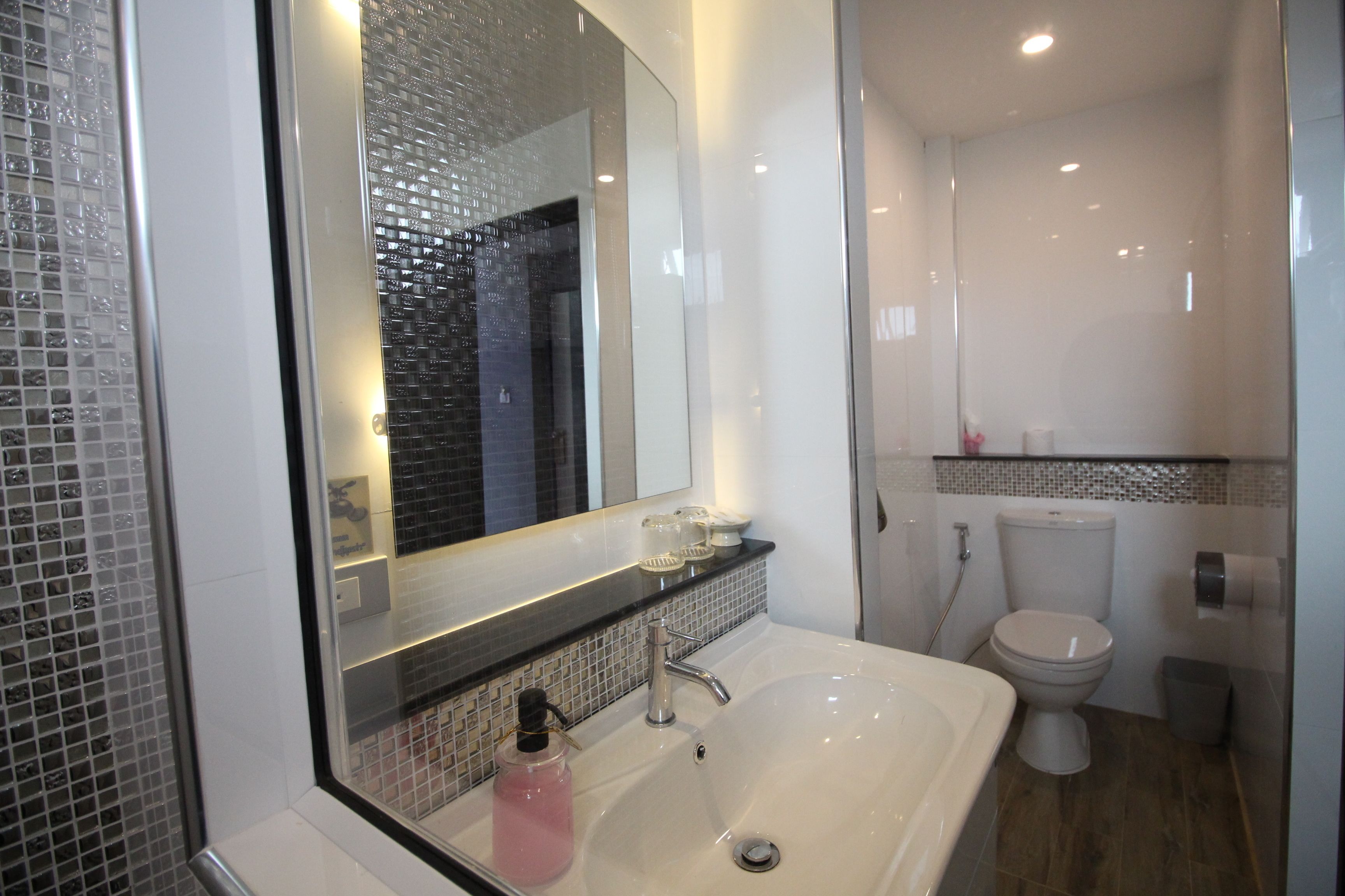 lakeside suite | bathroom | free toiletries, hair dryer, towels