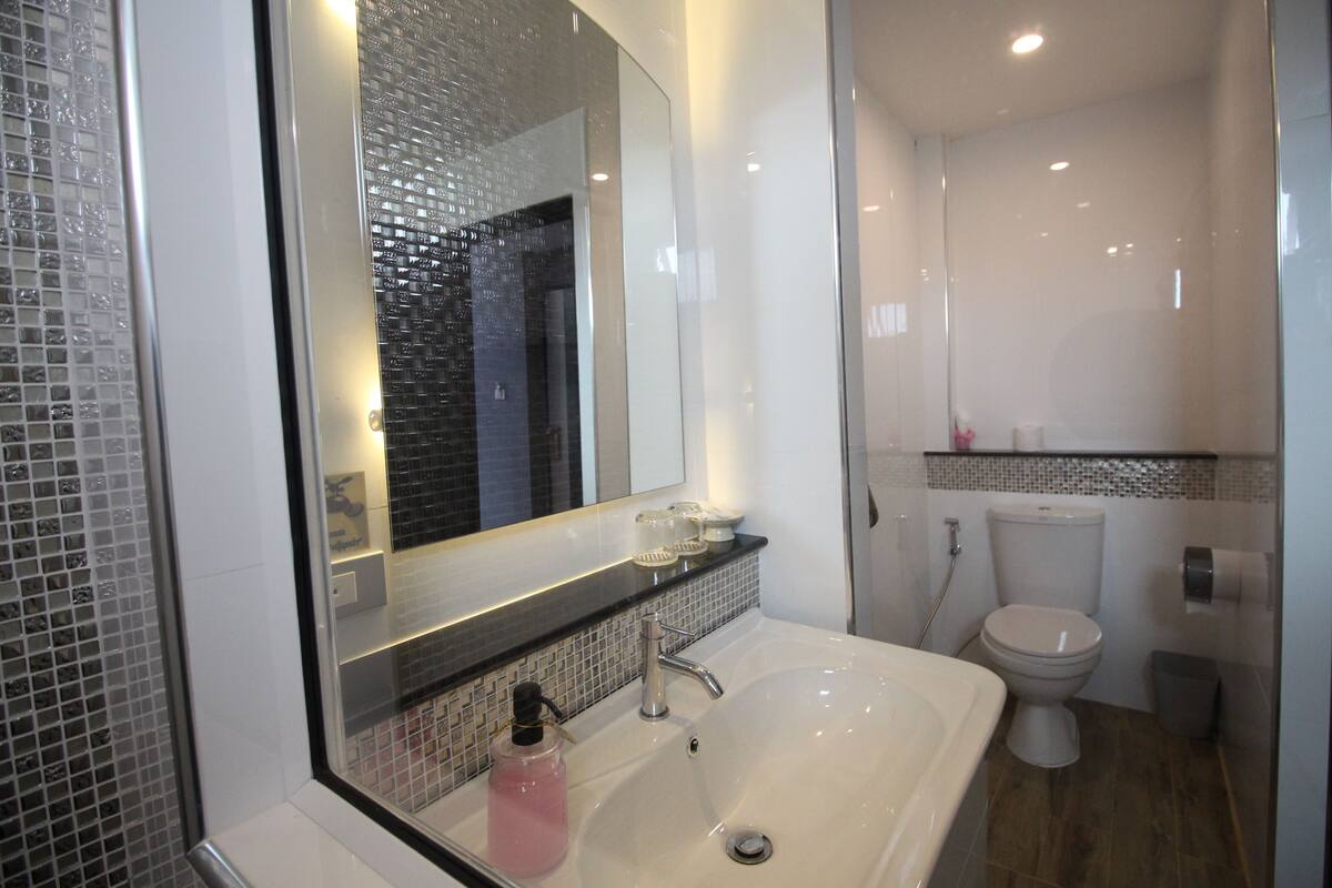 lakeside suite | bathroom | free toiletries, hair dryer, towels