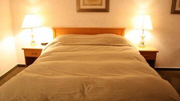 Chambre, 1 très grand lit | Bureau, rideaux d’obscurcissement, fer et planche à repasser