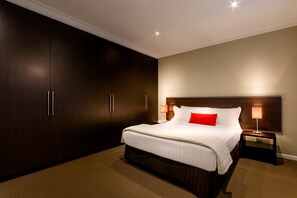 Desk, iron/ironing board, free cots/infant beds, free WiFi - Crest on Barkly Serviced Apartments (St Kilda)