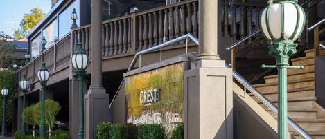 Vista frontal de la propiedad