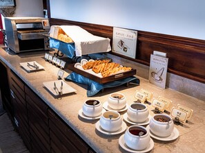 2 restaurantes; se sirven desayunos, almuerzos y cenas