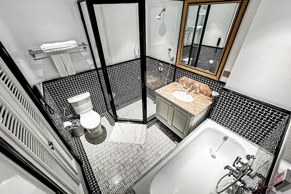 combined shower/bathtub, free toiletries, hair dryer, slippers