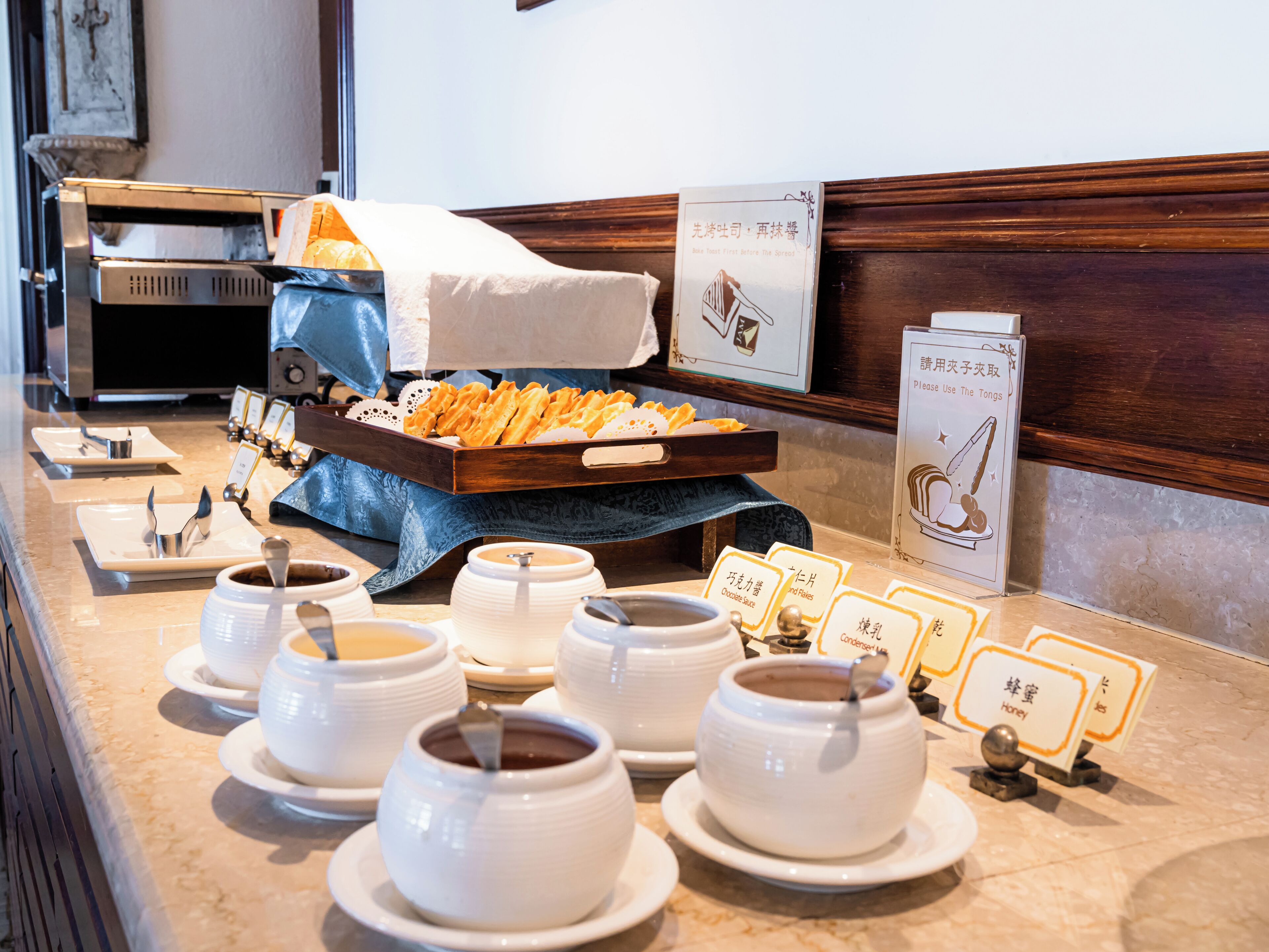 2 restaurants, breakfast, lunch, dinner served; chinese cuisine