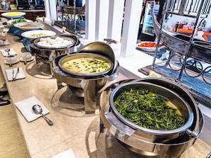 2 restaurants, servant le déjeuner et le dîner; cuisine chinoise