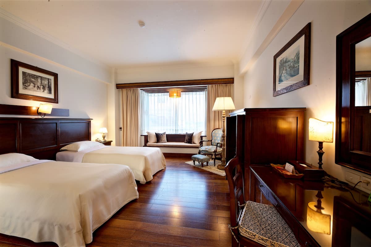 family room | 1 bedroom, premium bedding, desk, free cots/infant beds