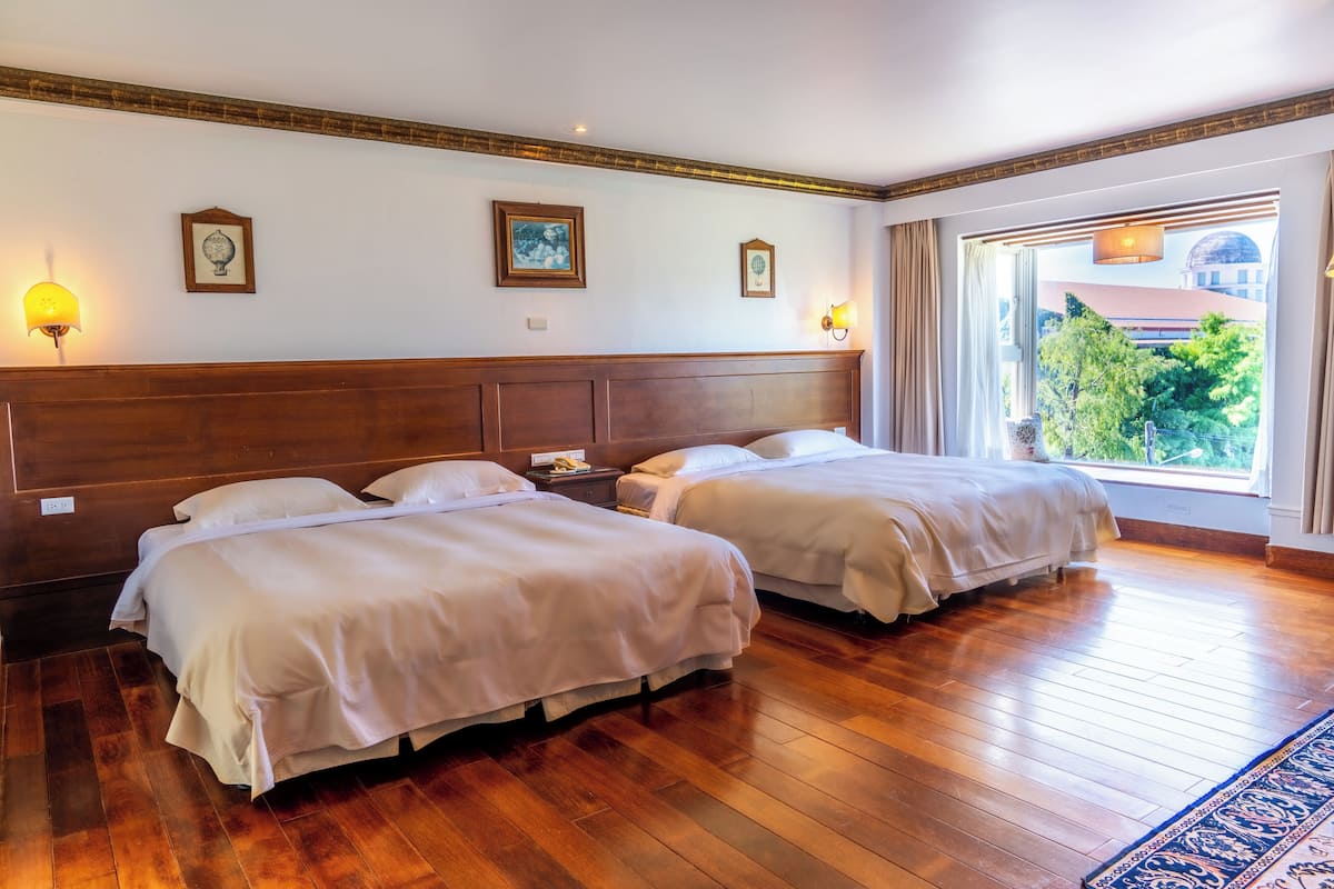 1 bedroom, premium bedding, desk, free cots/infant beds