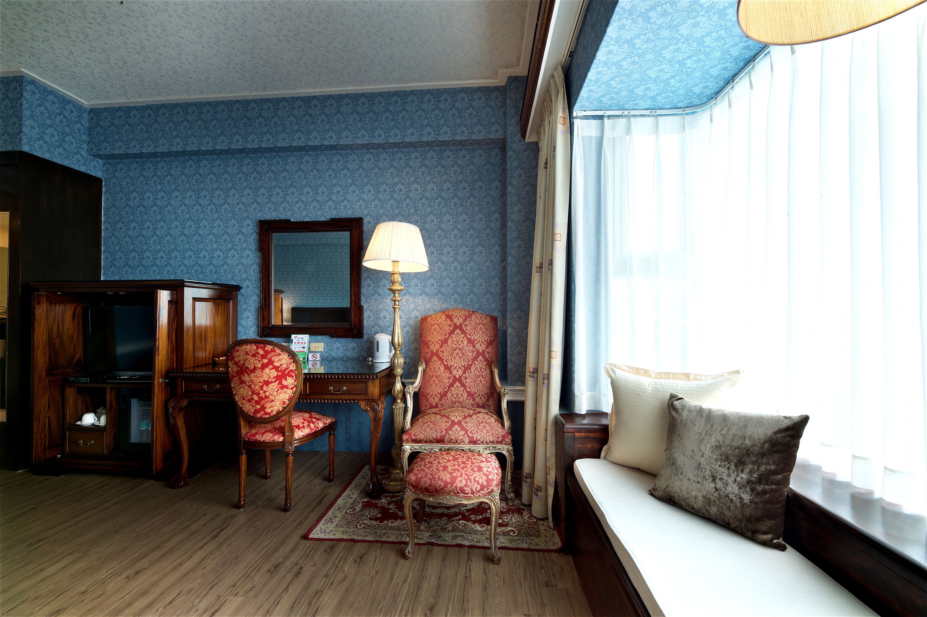 family room | 1 bedroom, premium bedding, desk, free cots/infant beds