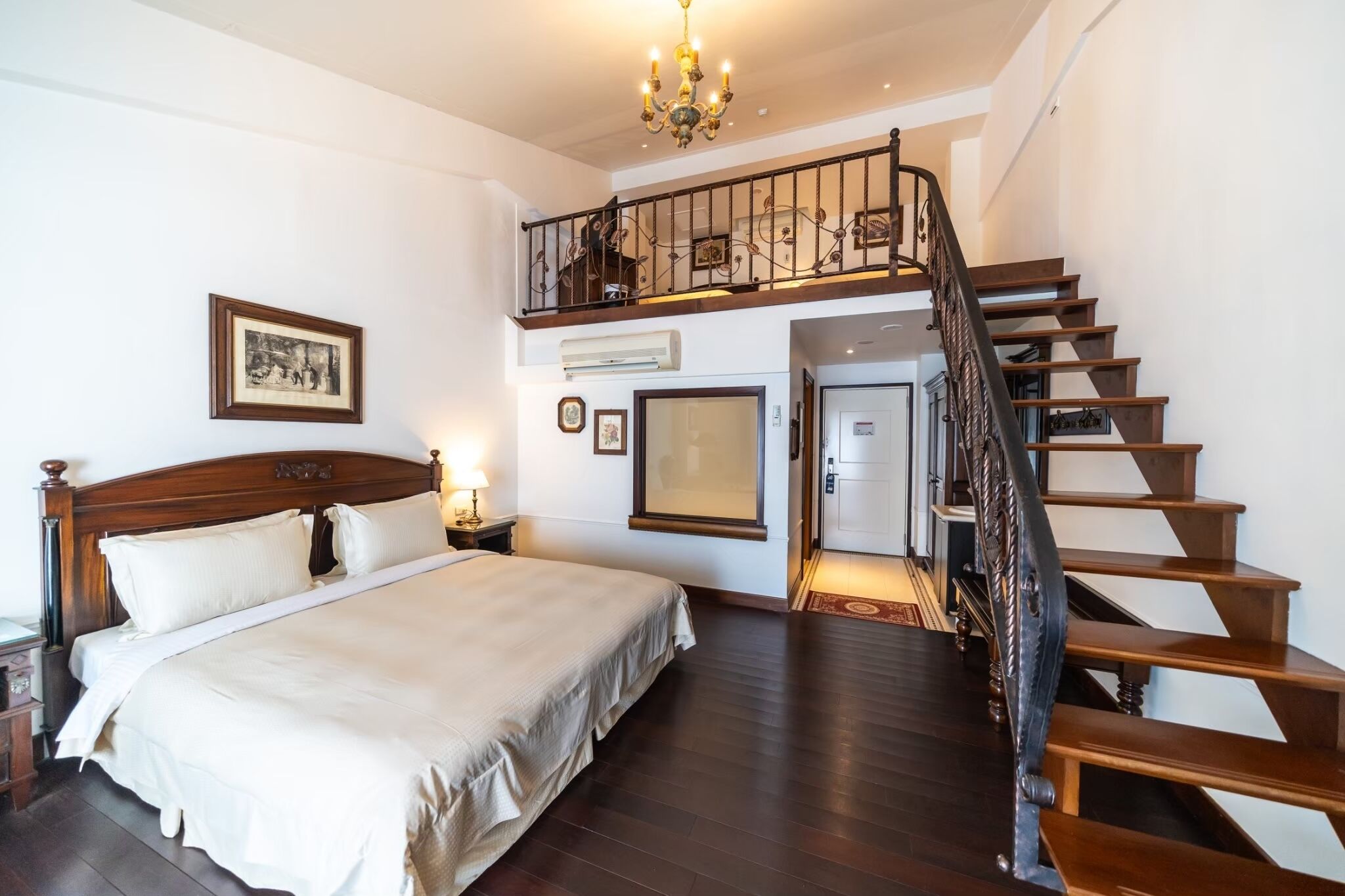 Family Loft | Premium bedding, desk, free cots/infant beds, free WiFi