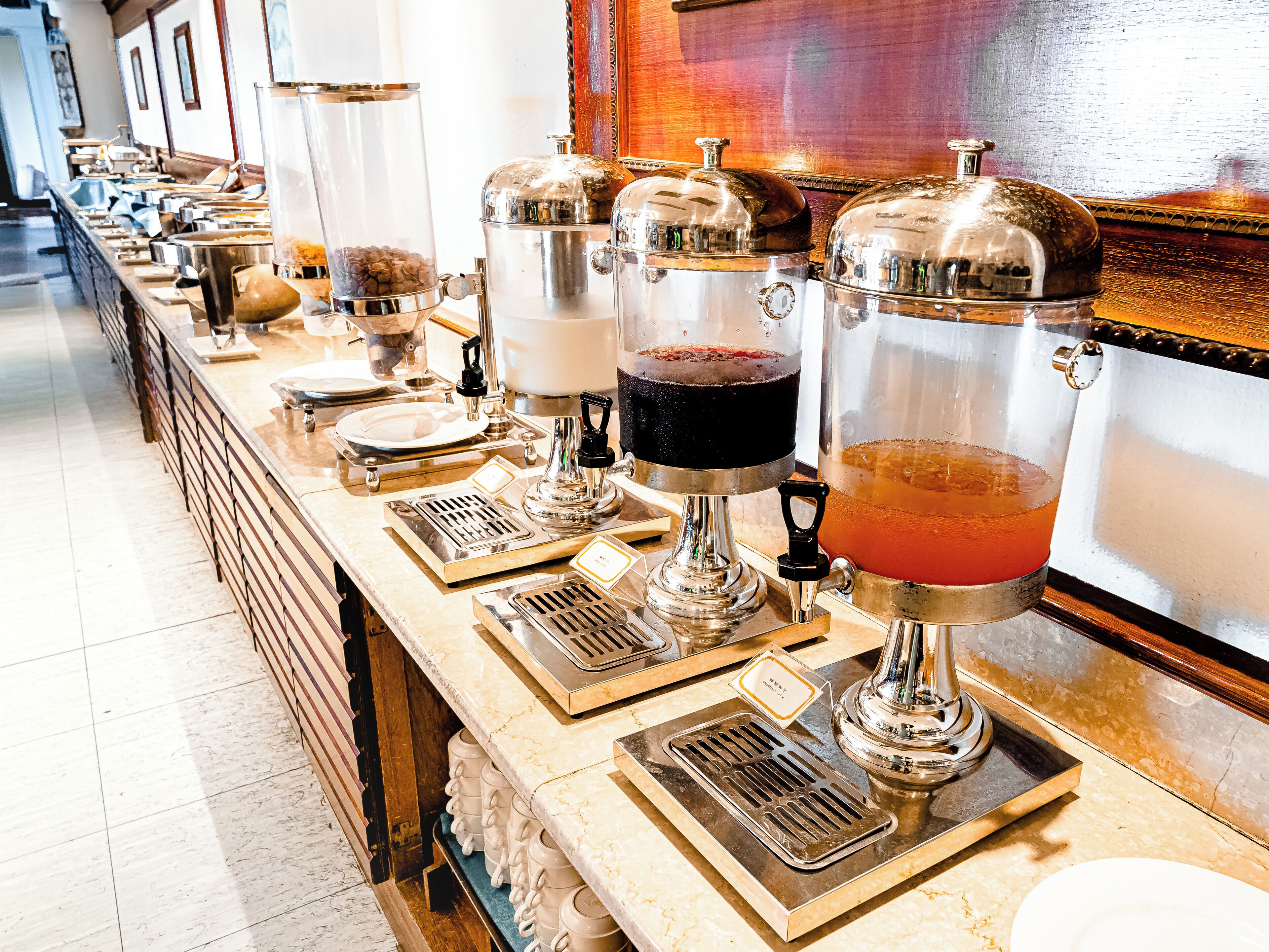 2 restaurants, breakfast, lunch, dinner served; chinese cuisine