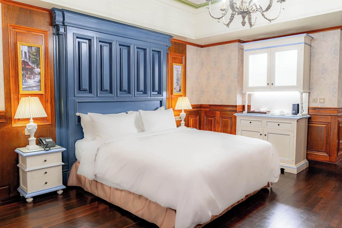 1 bedroom, premium bedding, desk, free cribs/infant beds