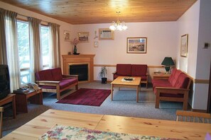 Cottage, 2 Bedrooms, Kitchen | Living room | TV - Tulip Inn (Huntsville)