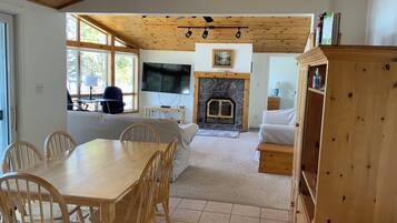 Chaumière Standard, 3 chambres, vue sur le lac (Dryden Cottage #40) | Décor unique, ameublement unique, accès au Wi-Fi (inclus)