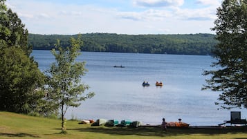Een privéstrand, kajakken, vissen